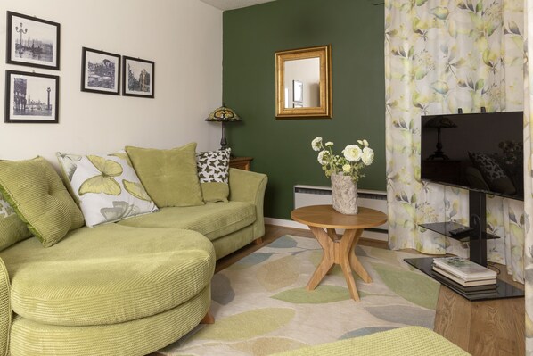 Apartment, 1 Bedroom | Living area