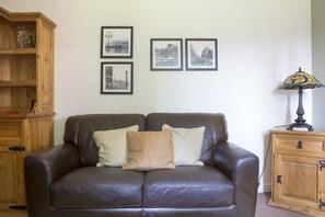 อพาร์ทเมนท์, 1 ห้องนอน | บริเวณนั่งเล่น | ทีวีจอแบน