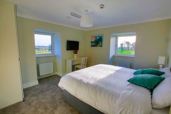 Habitación Deluxe con 1 cama matrimonial o 2 individuales, vista a la montaña | Ropa de cama de alta calidad y escritorio 