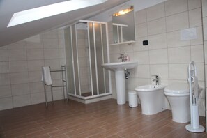 Habitació econòmica, habitacions connectades (Attic floor) | Bany | Dutxa, articles de tocador gratuïts, assecador de cabells i bidet 