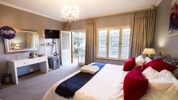 Minibar, individually decorated, individually furnished, desk