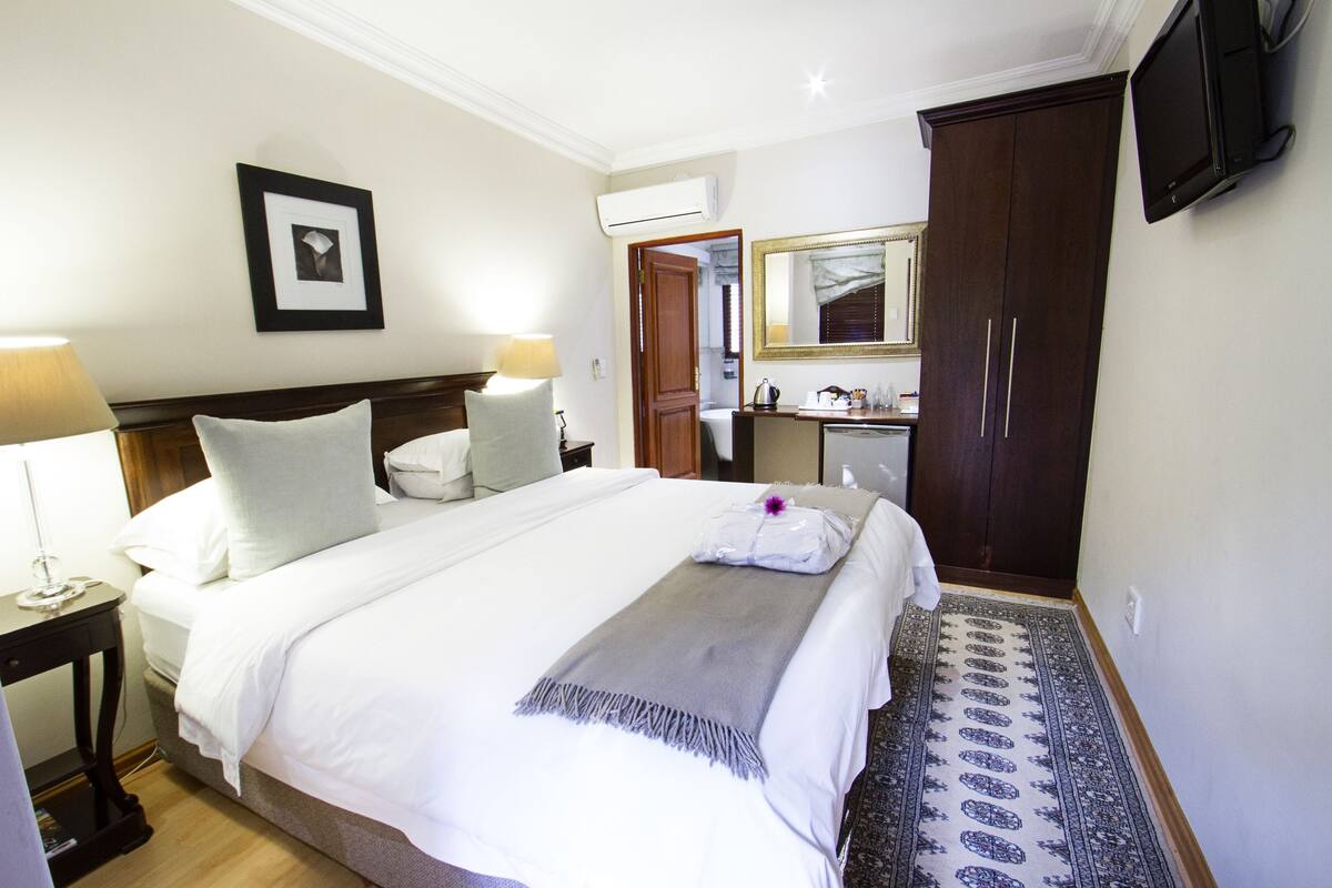 Standard Double Room | Minibar, escritorio, espacio para trabajar con un portátil