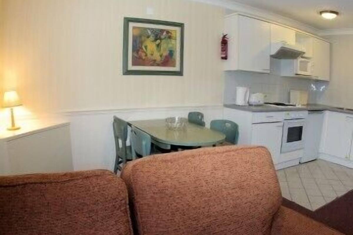 Chalet, 2 Bedrooms (Bronze) | Dapur peribadi | Peti sejuk/penyejuk beku saiz penuh, ketuhar gelombang mikro, ketuhar 