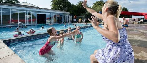 Een binnenzwembad en een seizoensgebonden buitenzwembad