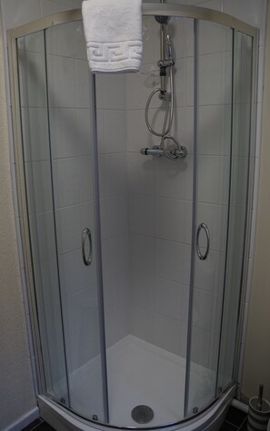 Apartment, 4 Bedrooms, 2 Bathrooms | Bathroom