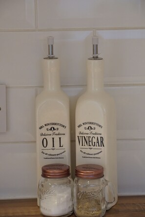 Full-sized fridge, microwave, oven, stovetop