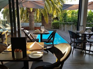 Outdoor dining - The Tree House Boutique Hotel (Cape Town)