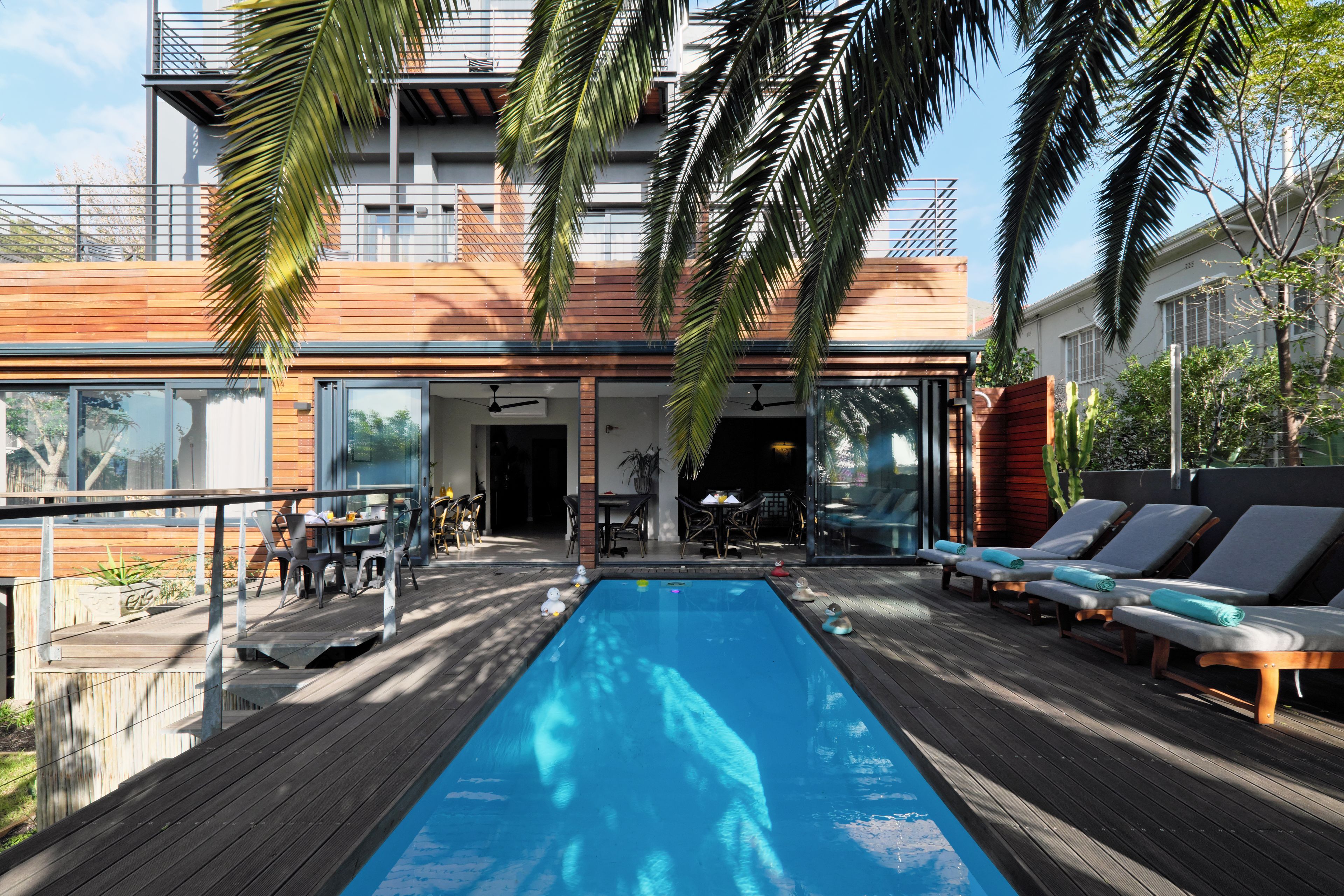 Piscine extérieure, chaises longues