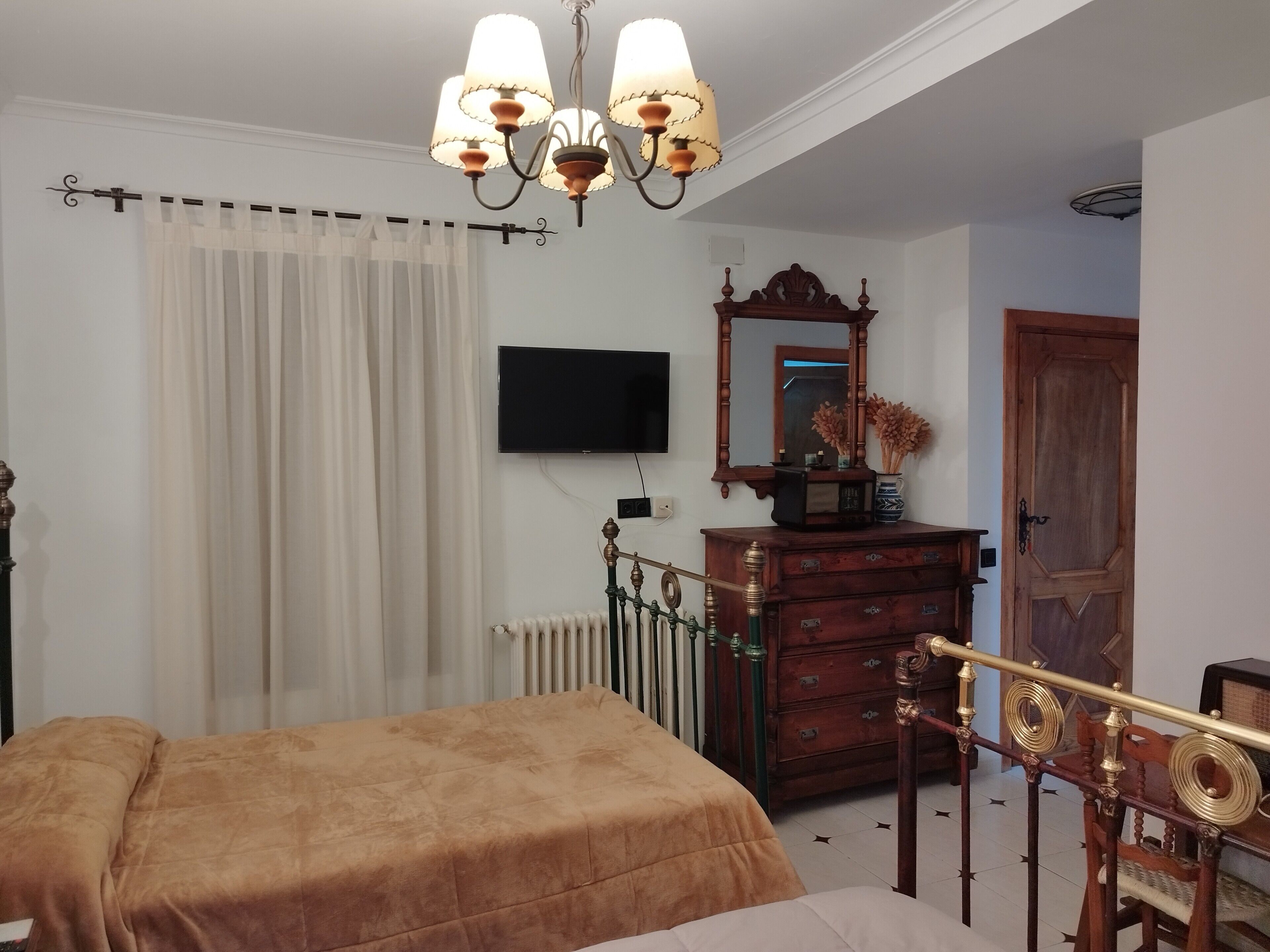 Family Room (5) | Desk, soundproofing, free WiFi, bed sheets