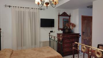 Family Room (5) | Desk, soundproofing, free WiFi, bed sheets