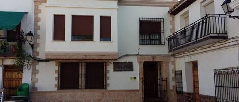 Vista frontal de la propiedad