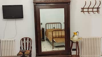 Habitación triple familiar (7) | Escritorio, sistema de insonorización, wifi gratis y ropa de cama