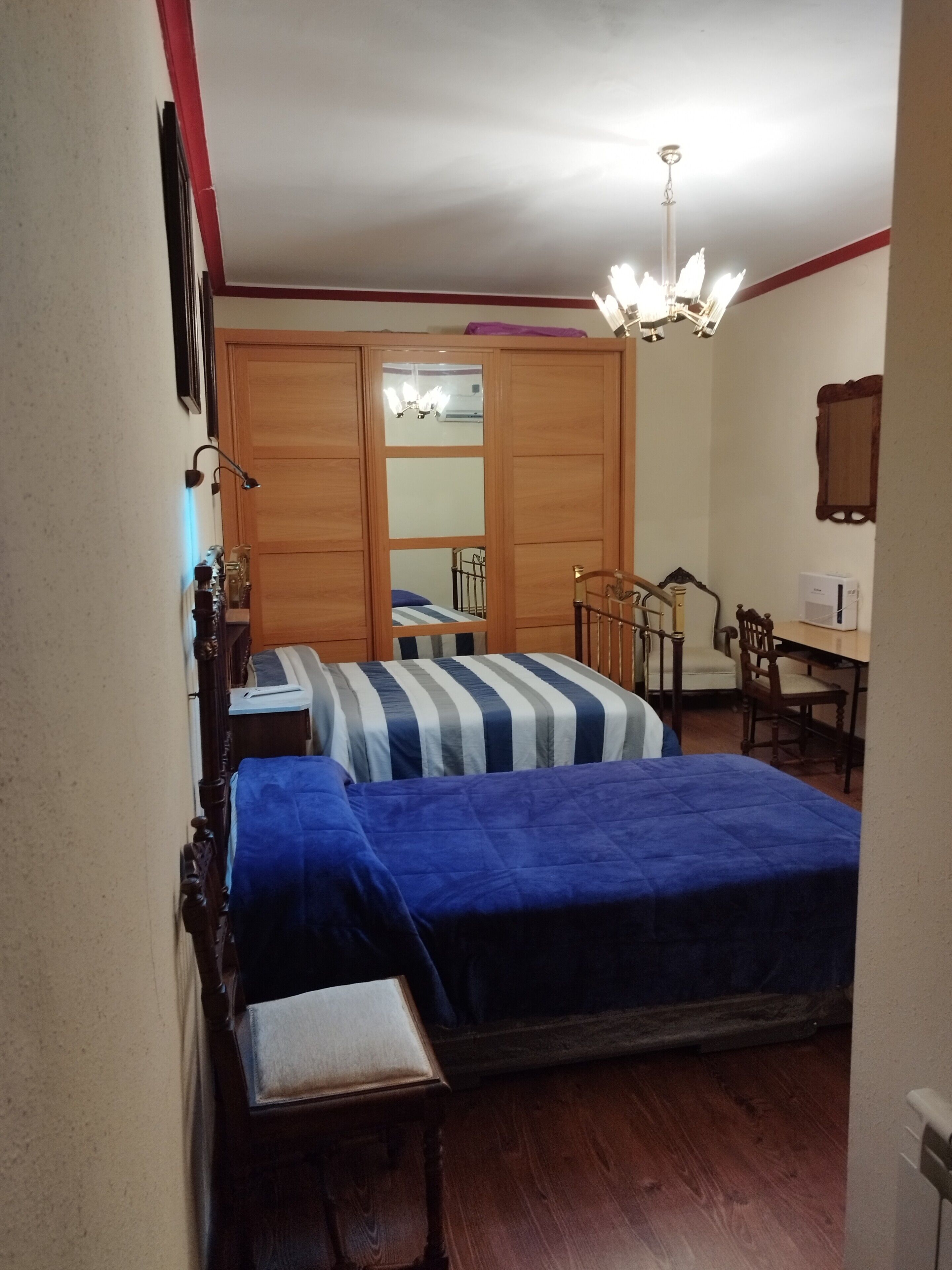 Habitación triple familiar (3) | Escritorio, sistema de insonorización, wifi gratis y ropa de cama