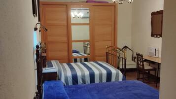 Family Triple Room (3) | Desk, soundproofing, free WiFi, bed sheets