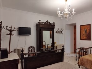 Family Triple Room (7) | Desk, soundproofing, free WiFi, bed sheets - Casa Rural el Rincon del Infante (Villa de Don Fadrique)