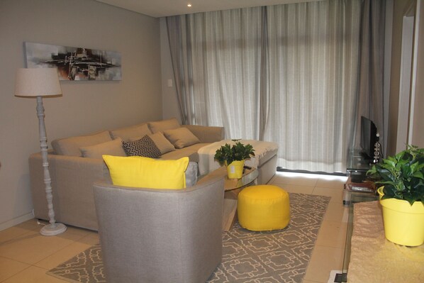 Suite familiar, 2 habitaciones | Área de sala de estar | Televisión de pantalla plana 
