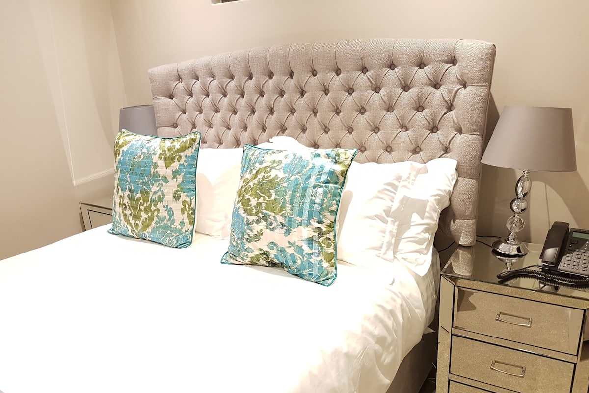 Deluxe Suite, 1 Bedroom | Desk, iron/ironing board