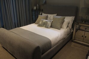 Suite familiar, 2 habitaciones | Escritorio y tabla de planchar con plancha 
