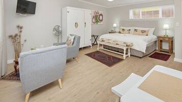 Suite – junior | Safe på rommet, skrivebord, lydisolert og wi-fi (inkludert)