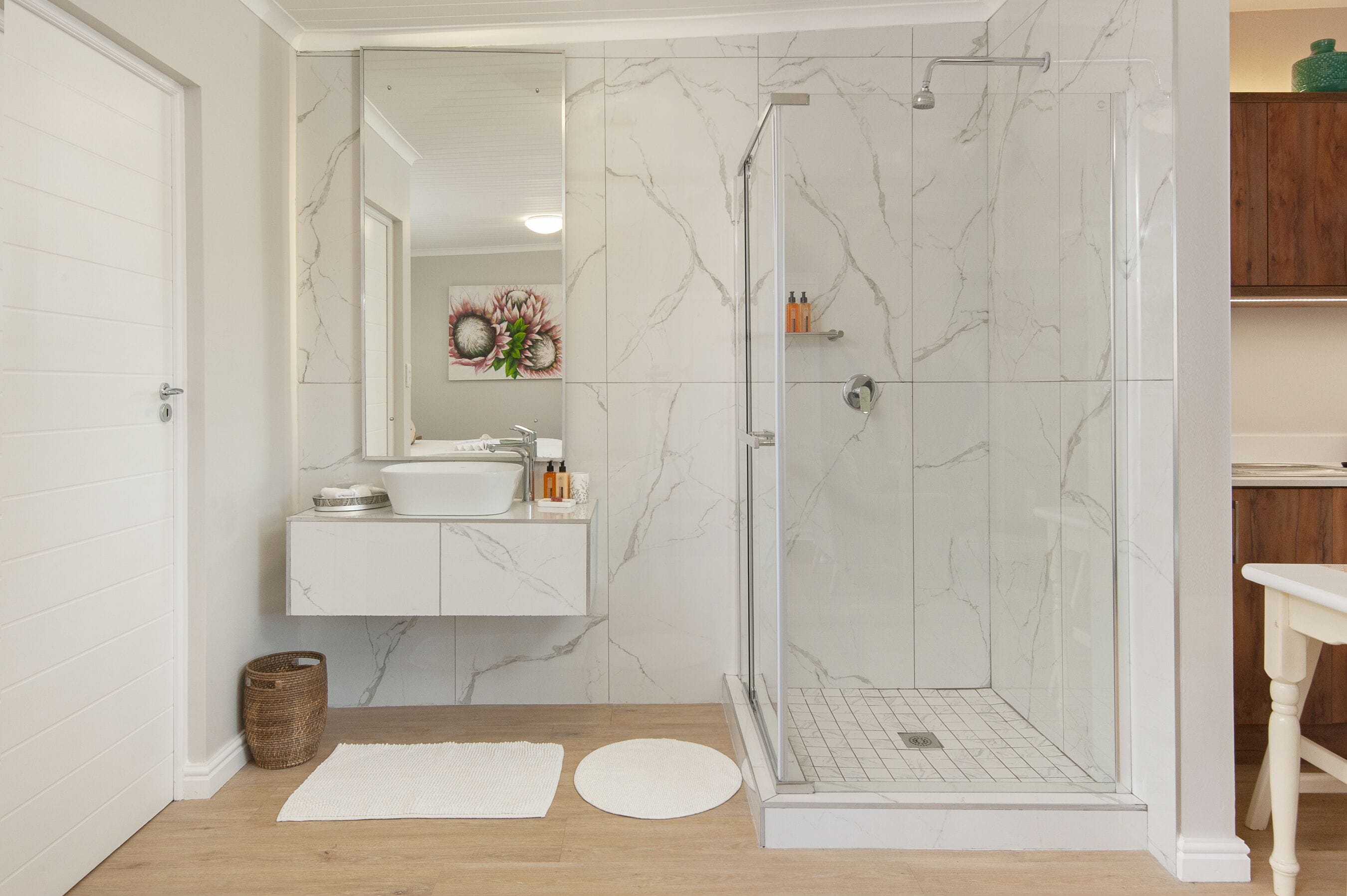 Junior Suite | Bathroom | Shower, free toiletries, hair dryer, towels