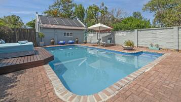 Sesongbasert utendørsbasseng