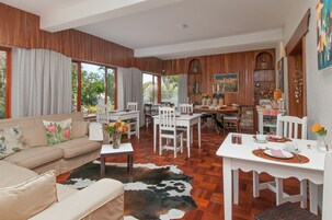 Café da manhã feito na hora todos os dias mediante uma taxa