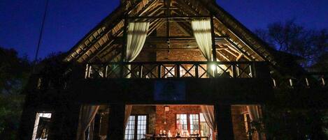 Fachada de la propiedad por la tarde o noche