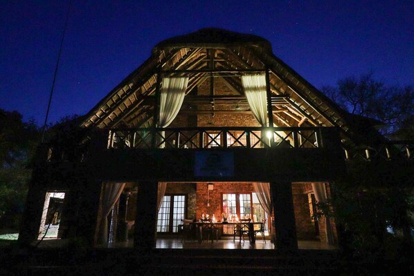 Πρόσοψη καταλύματος - απόγευμα/βράδυ