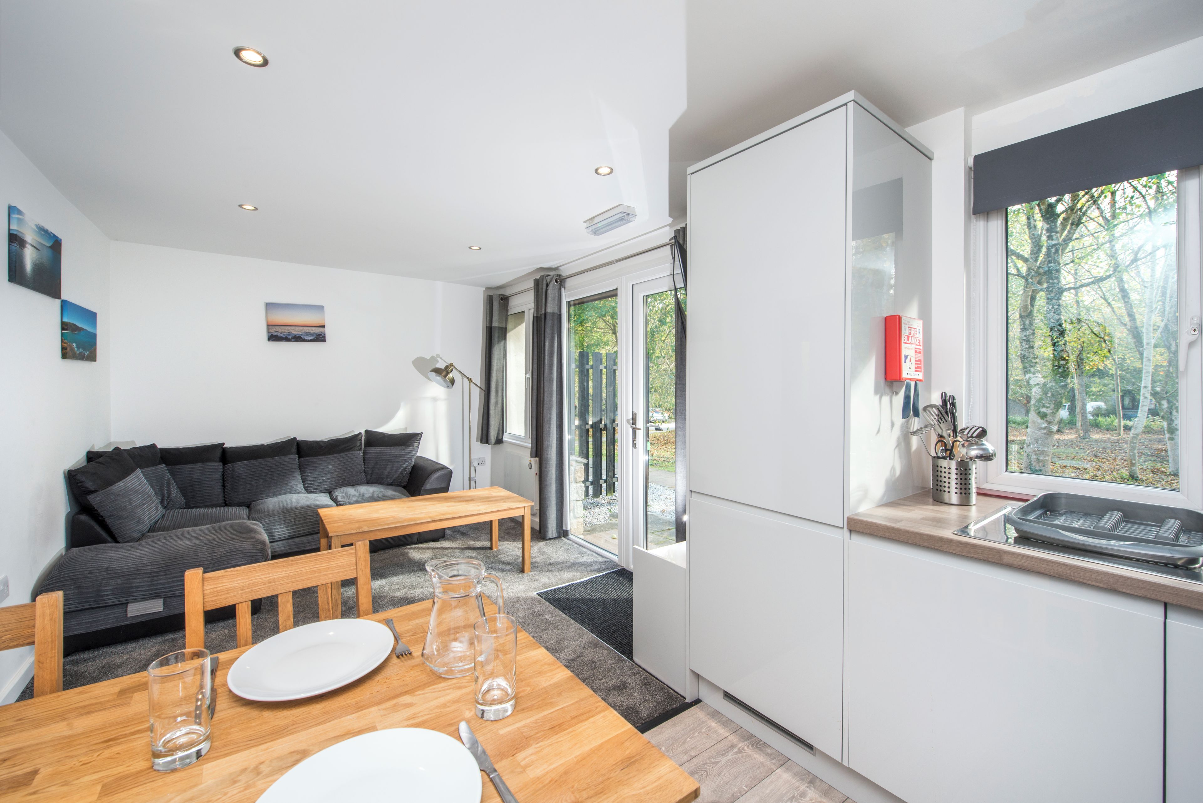 Een moderne keuken met een eethoek, een bank en uitzicht op het landschap.