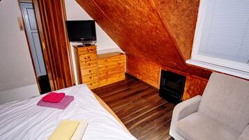Studio Suite (RUSTICAL ATTIC) | 1 bedroom, free cribs/infant beds, free WiFi, bed sheets
