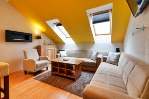 Royal Suite, 3 Bedrooms, 2 Bathrooms, City View | Living room