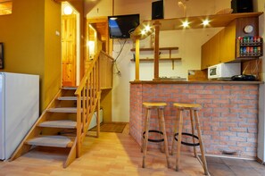 Familjesvit - 2 sovrum - pentry - utsikt mot innergården | Vardagsrum | 82-centimeters LED-tv med kabelkanaler och tv