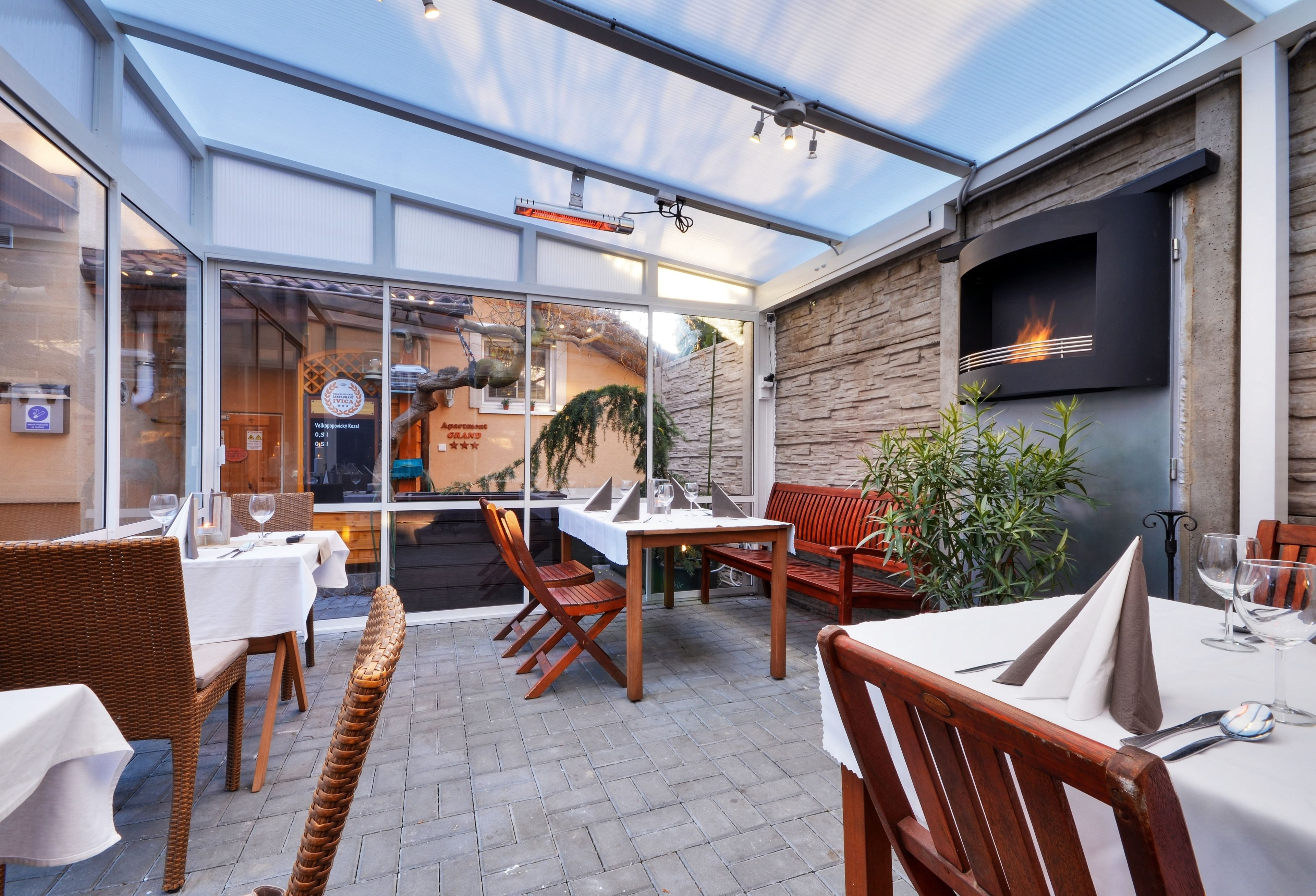 供应早餐、午餐和晚餐，东欧菜