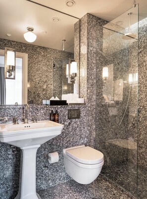 Suite, 1 chambre | Salle de bain | Douche, douche à « effet pluie », articles de toilette gratuits