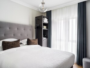 Single Room, 1 Queen Bed (Small)