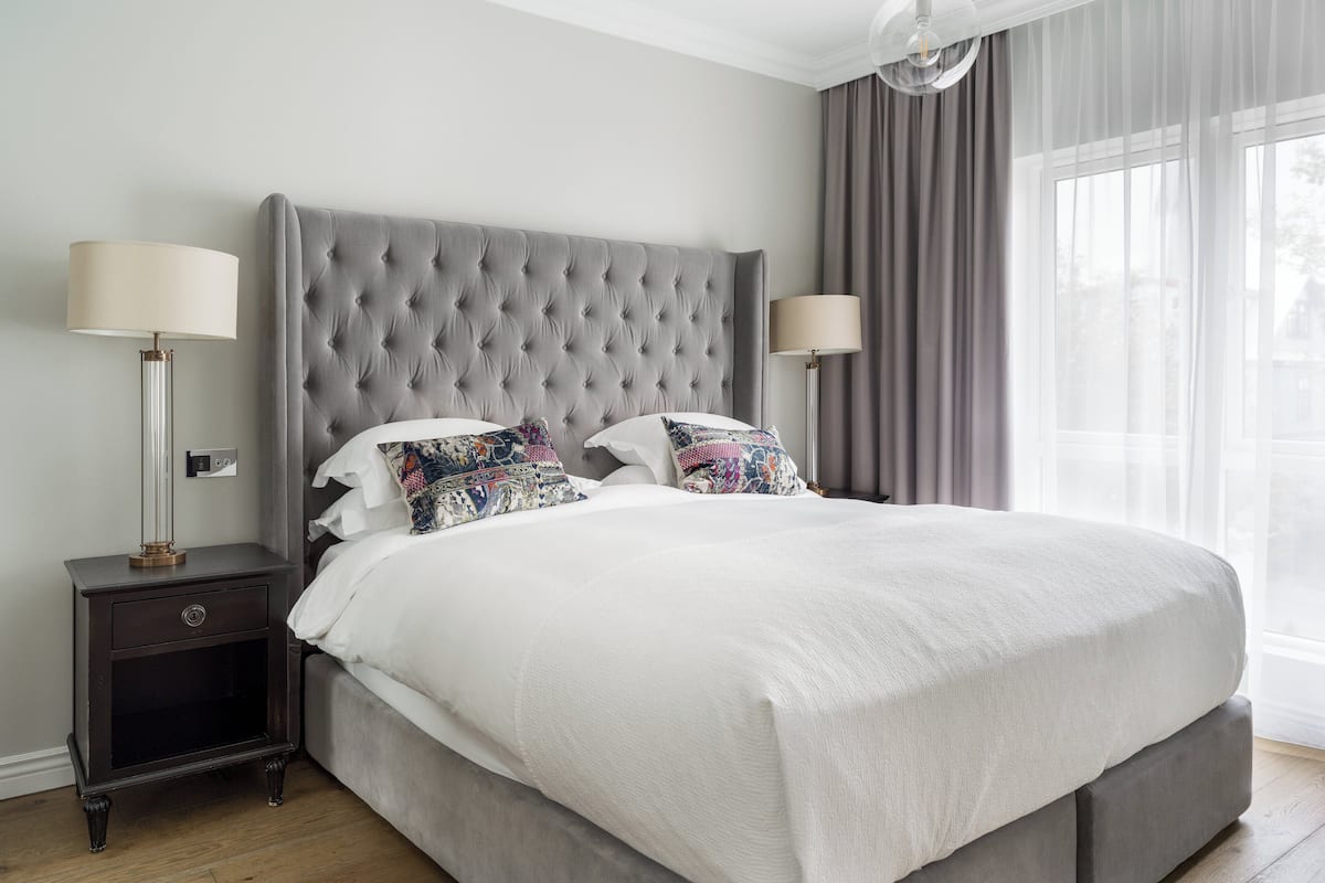 Deluxe-værelse | 1 soveværelse, dundyner, pengeskab på værelset, individuelt design