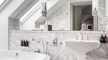 King Suite | Baño | Ducha y cabezal de ducha tipo lluvia