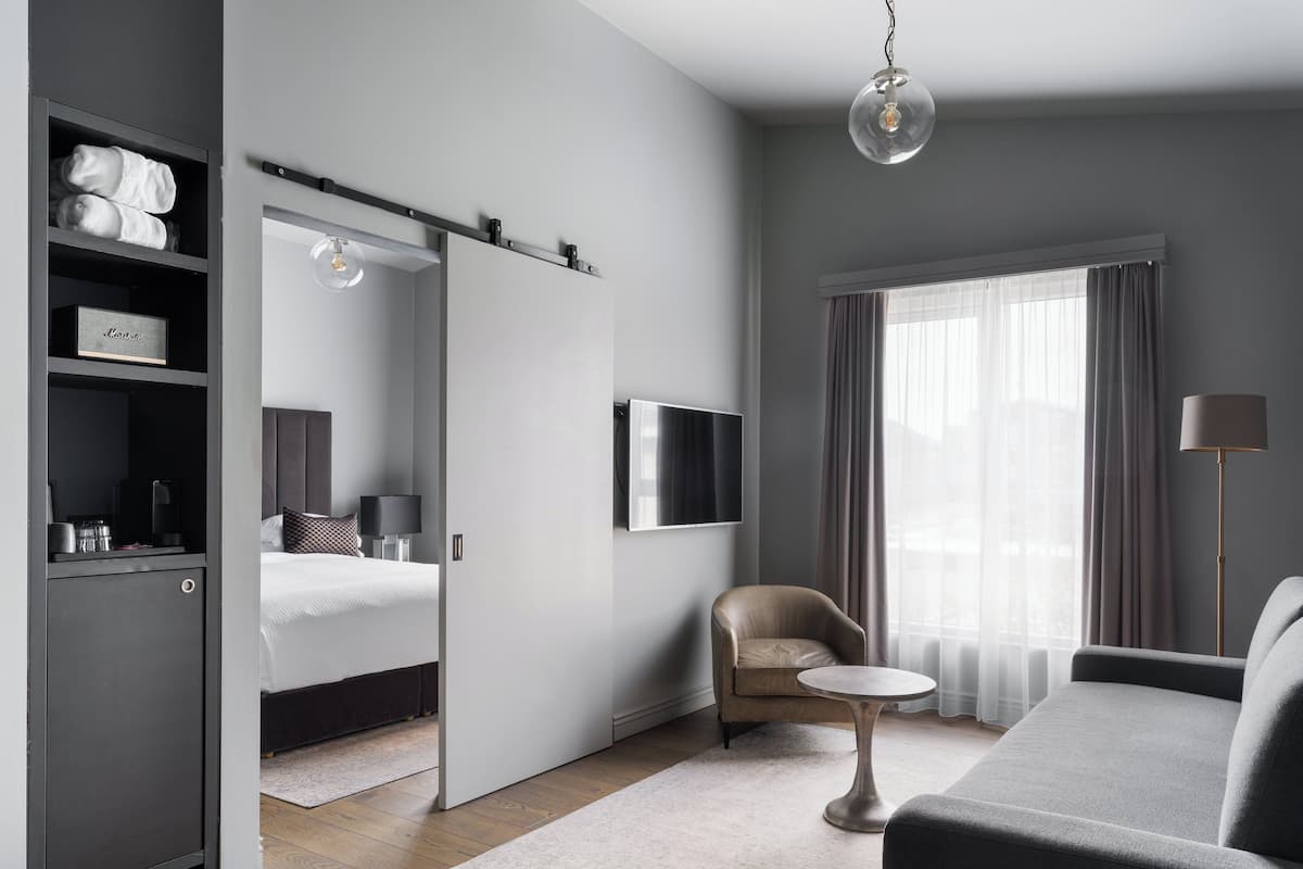 1 habitación, cubrecamas y caja de seguridad en la habitación