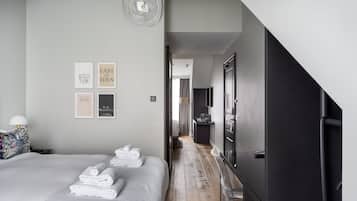 Familie vierpersoonskamer | Donsdekens, een kluis op de kamer, individueel gedecoreerd, een bureau