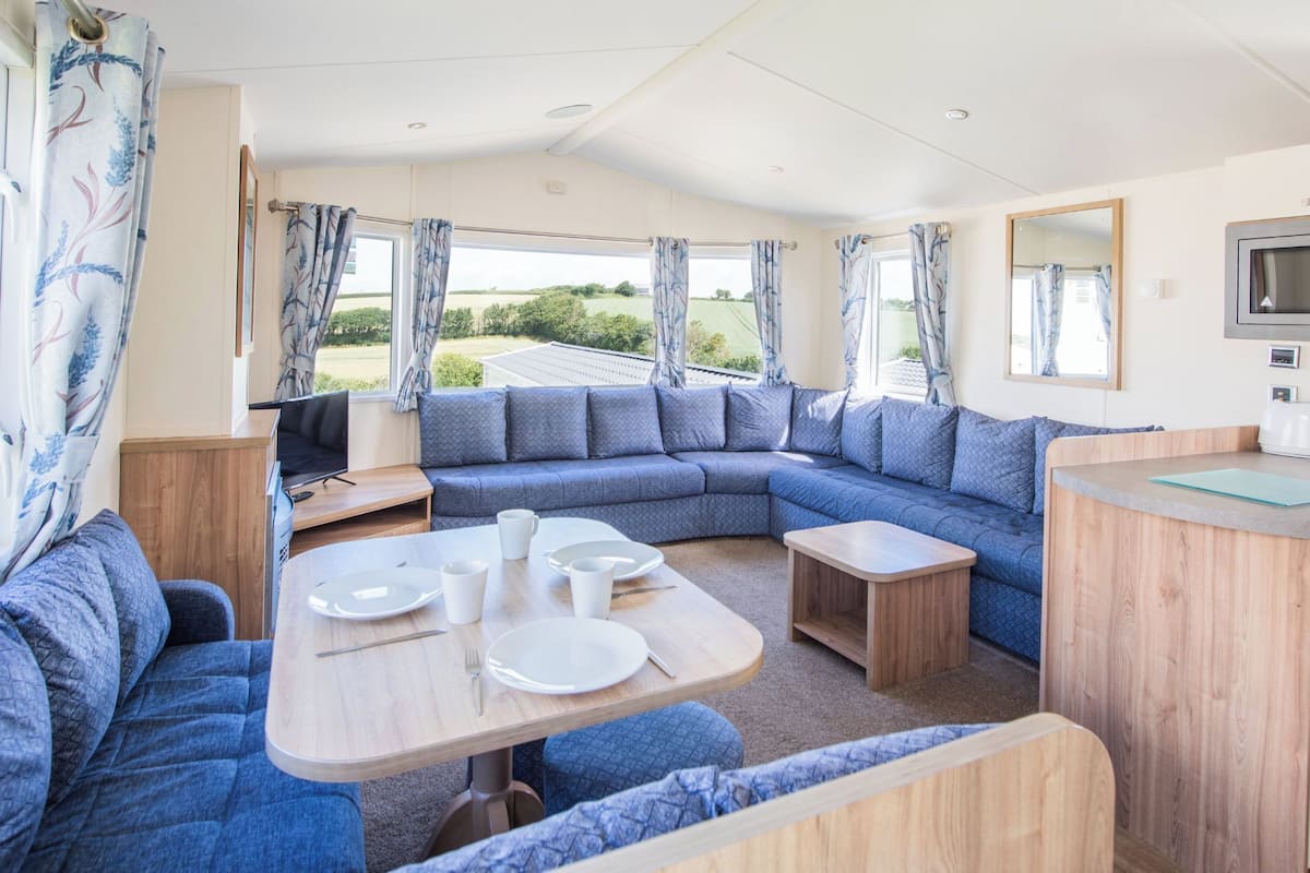 2 Bedroom Bronze Caravan | 거실 공간 | TV