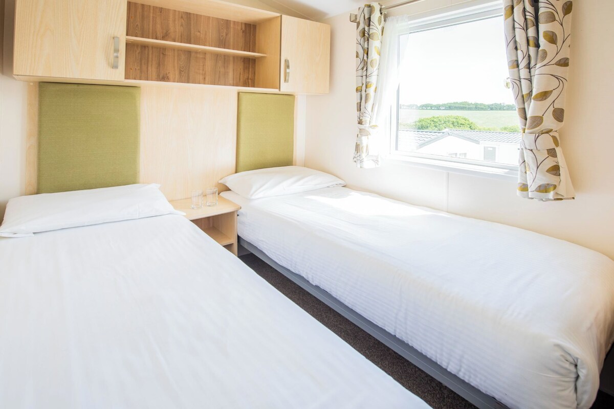 2 Bedroom Bronze Caravan | ベッドシーツ