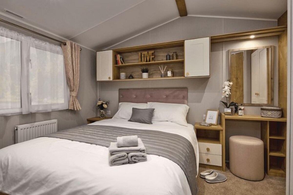 2 Bedroom Platinum Caravan with Decking | Ropa de cama
