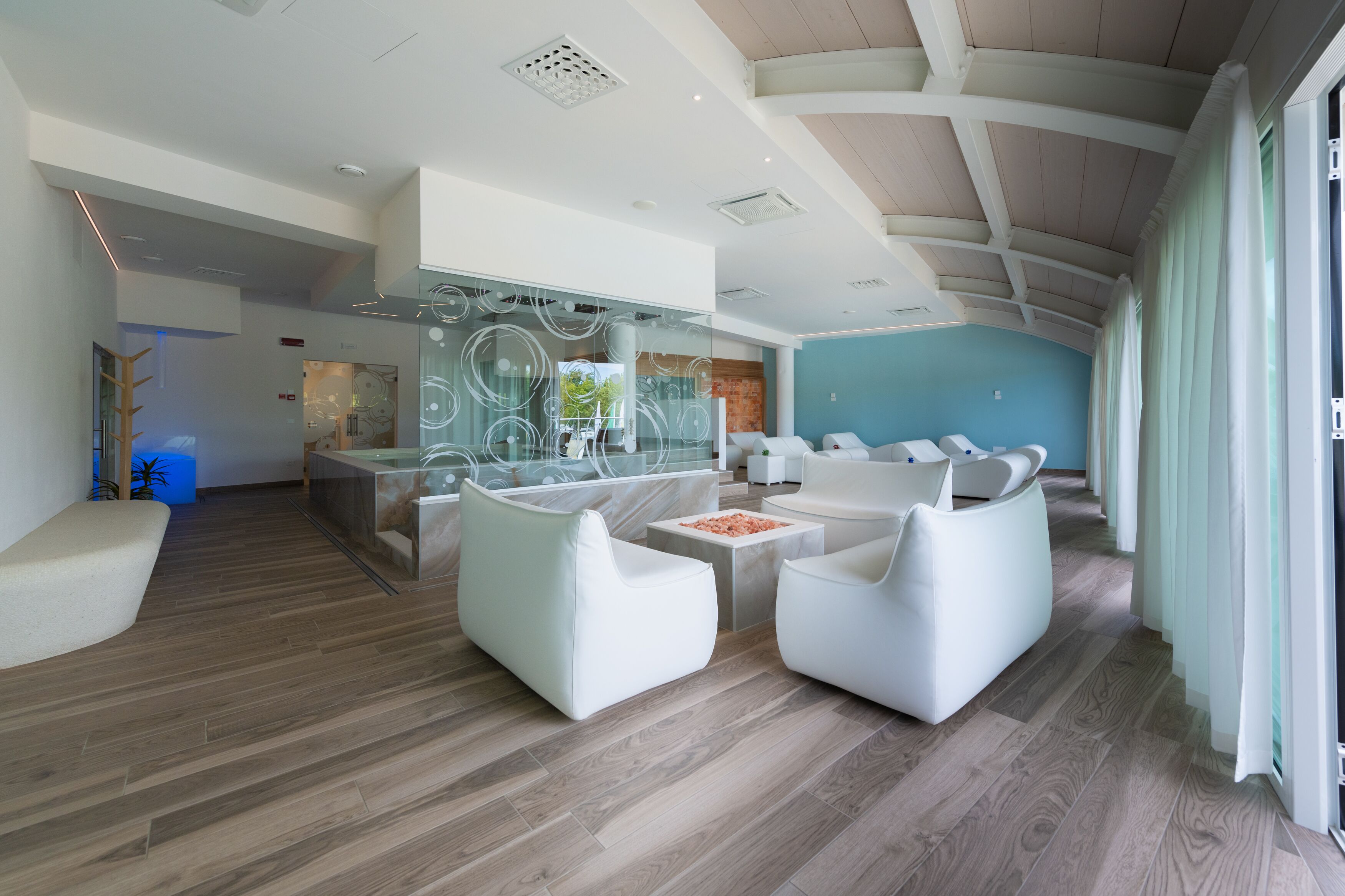 Sauna, hot tub, Turkish bath/hammam, body treatments, hot stone massages