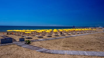 Am Strand, Liegestühle, Sonnenschirme, Windsurfen
