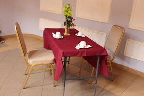 Breakfast, lunch, dinner served; local and international cuisine  - Guins Palace (Bafoussam)