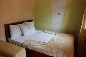 Quarto casal standard | Cortinas blackout, ferros/tábuas de passar roupa, Wi-Fi de cortesia