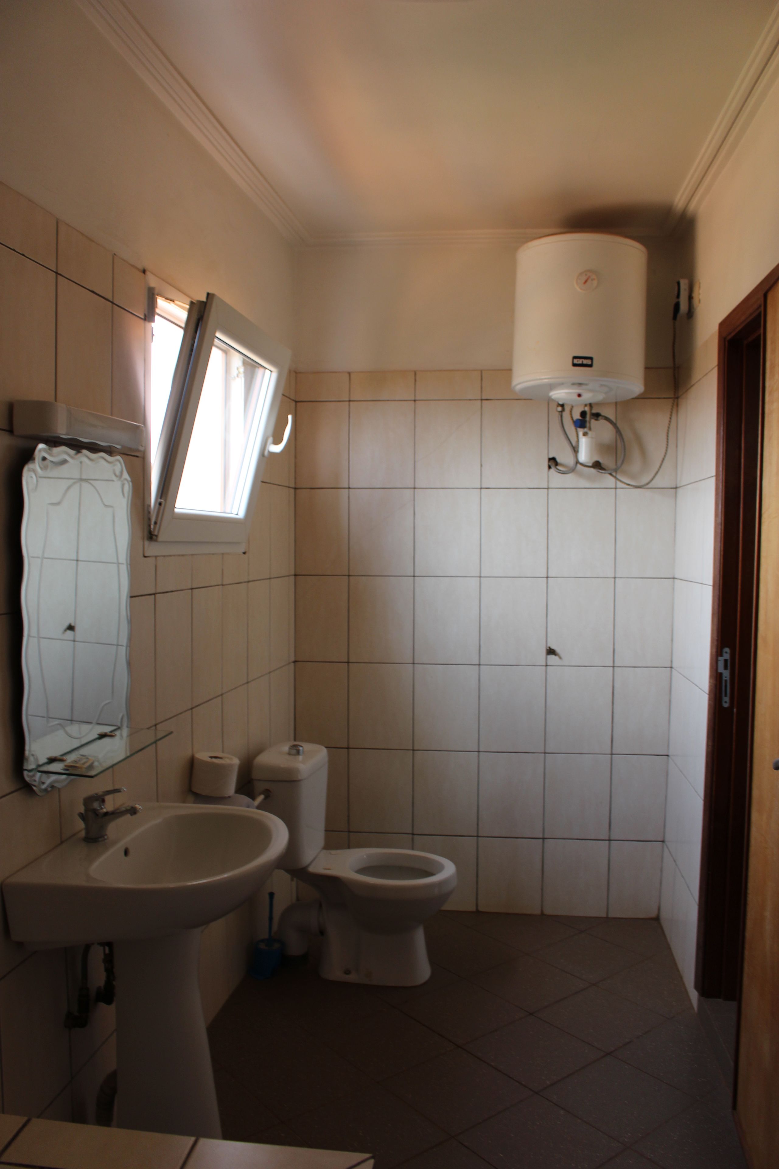 Une petite salle de bain avec un lavabo, des toilettes et un miroir.