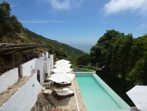 Piscine à débordement