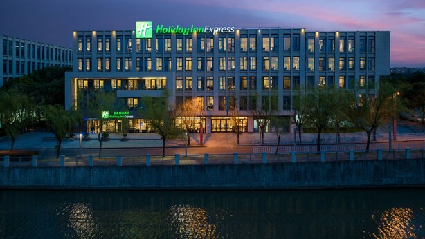 Modernilla julkisivulla, useilla kerroksilla ja hyvin valaistulla sisäänkäynnillä varustettu Holiday Inn Express -hotelli.