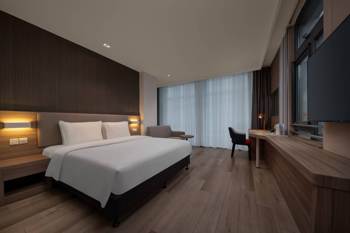 Hochwertige Bettwaren, Schreibtisch, schallisolierte Zimmer
